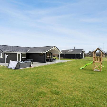 Beautiful Home In Tarm With Sauna エクステリア 写真
